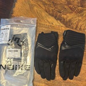 Biking gloves NWTs size large